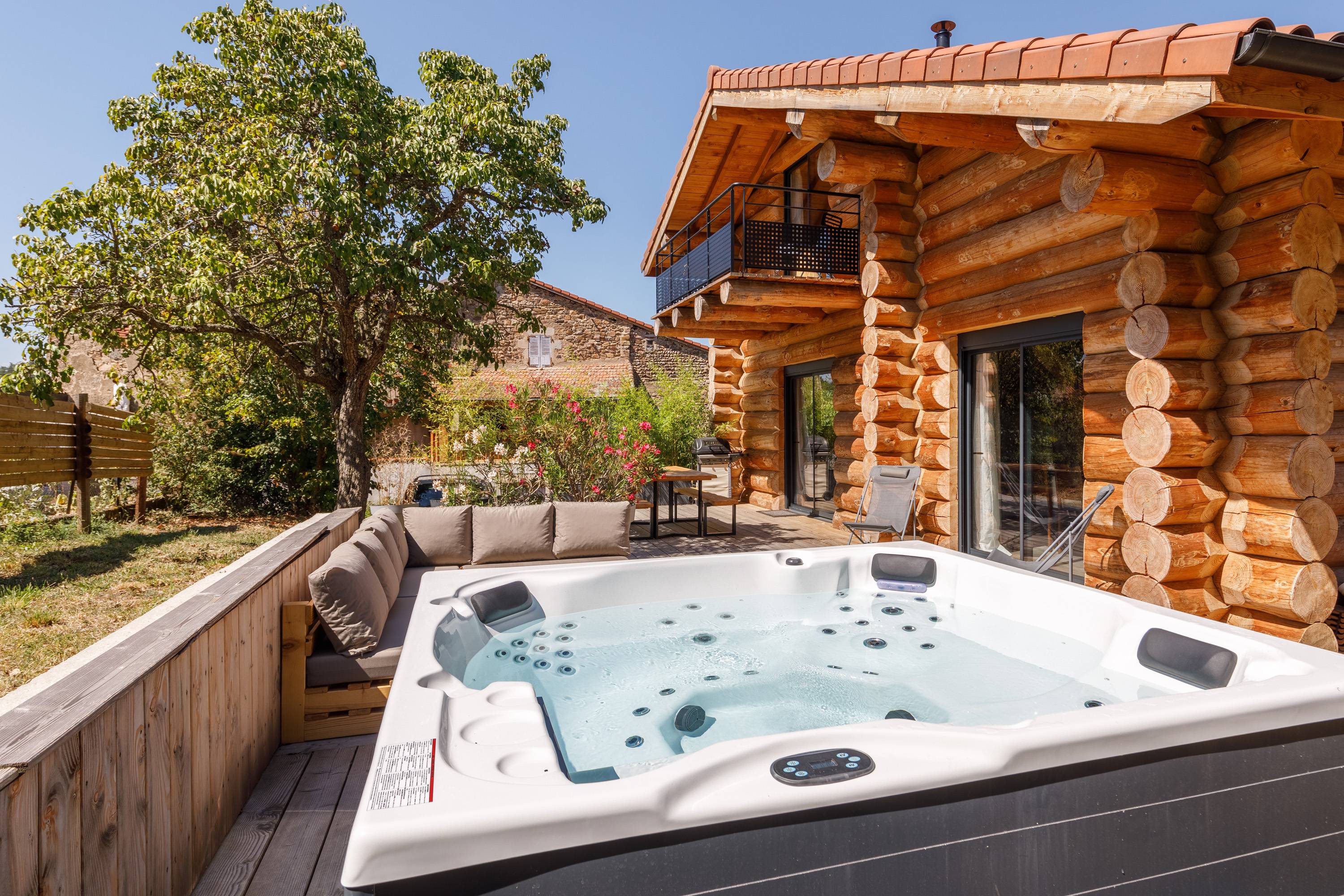 Loue gîte en Auvergne avec jacuzzi dans un élevage de chevaux - 6 couchages