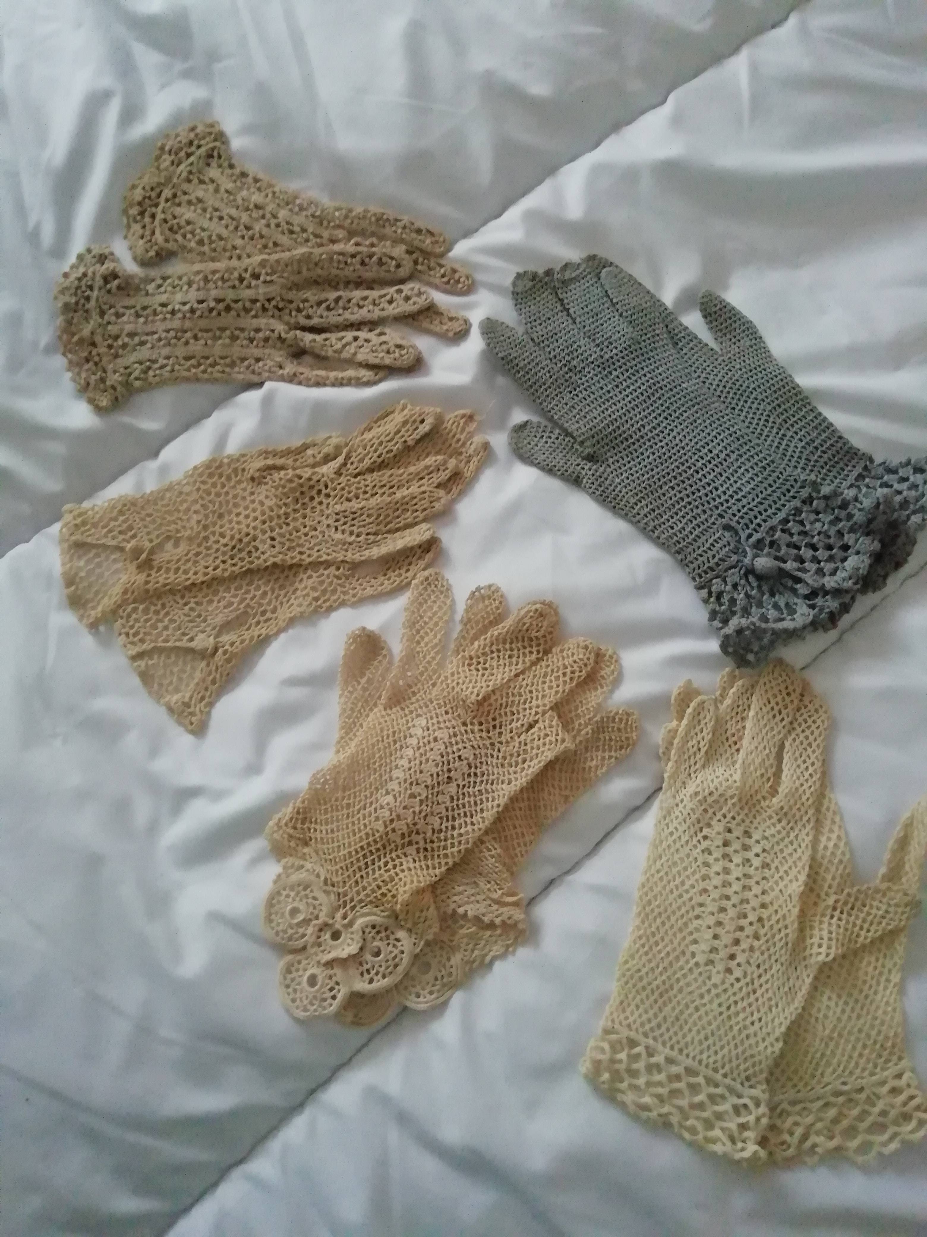 Lot de gants anciens en crochet