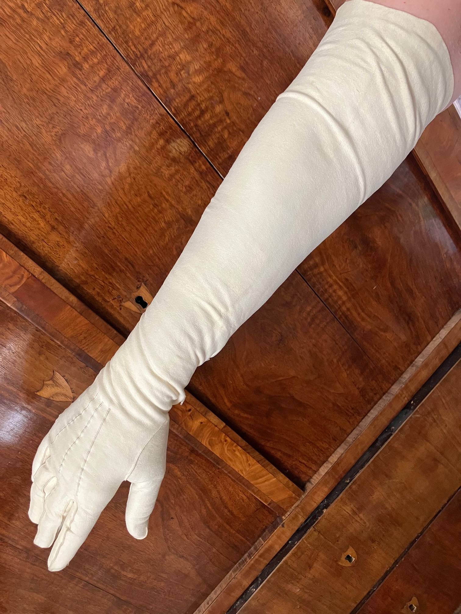 Gants élégants anciens blancs