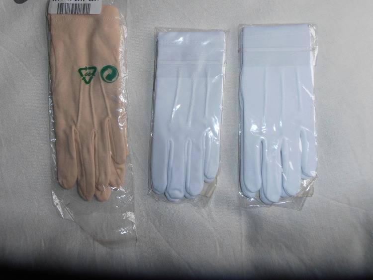 Vends gants neufs blancs de cérémonie - Taille 4 ans