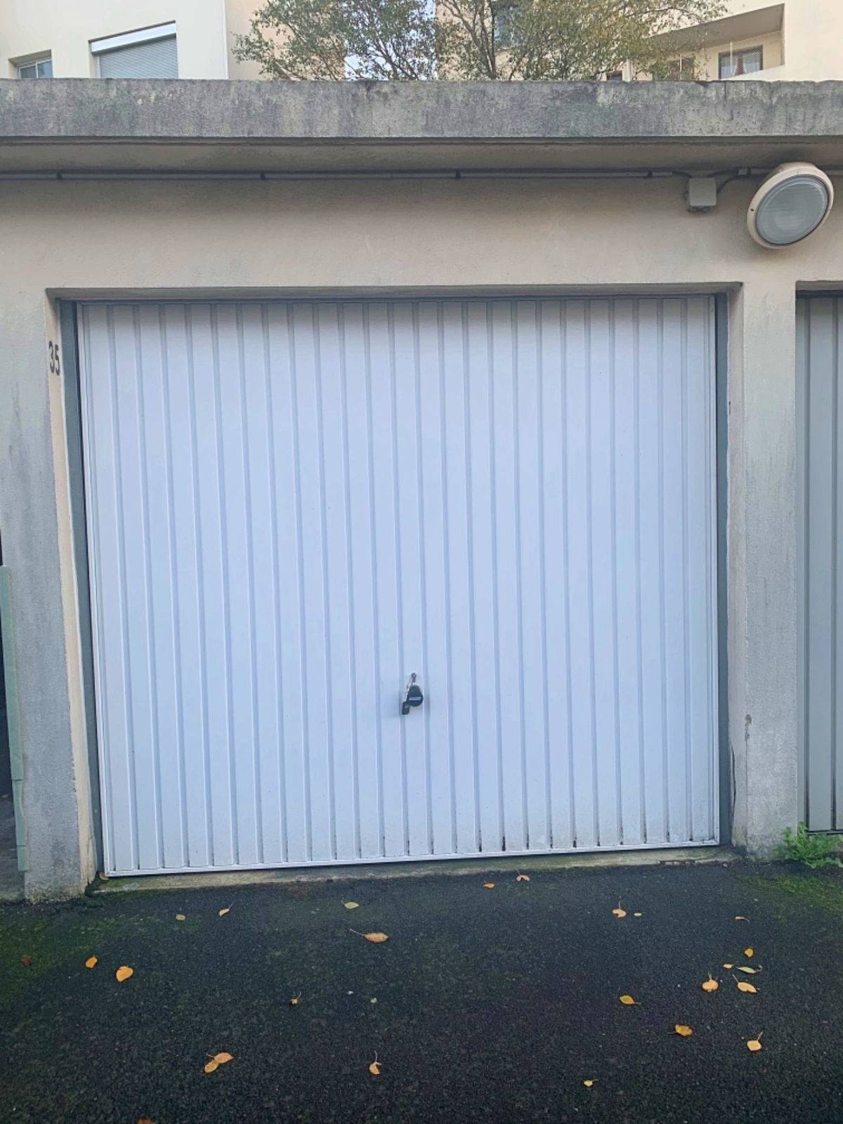 Loue garage box plain pied dans résidence sécurisée