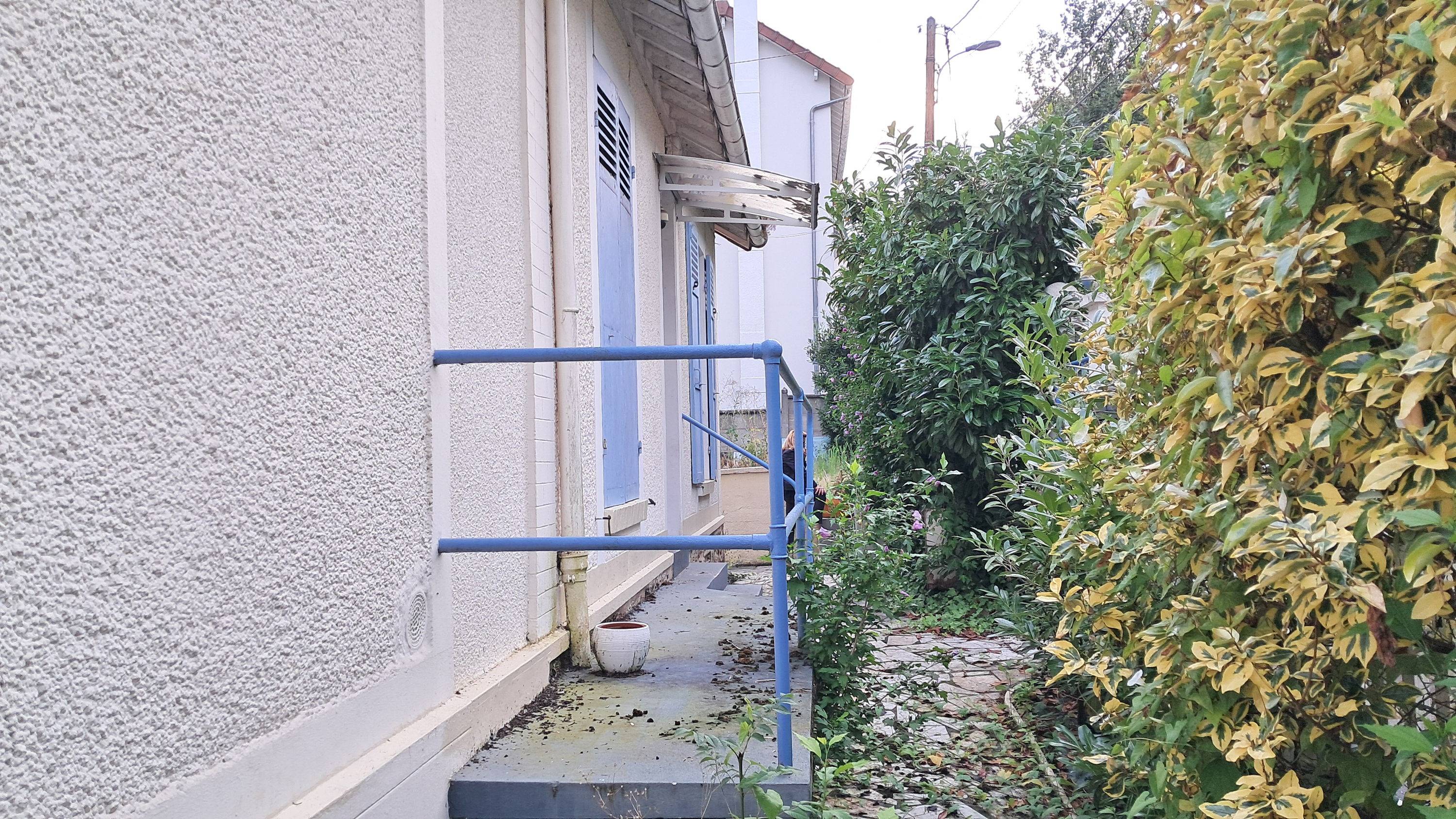 Vends Garches (92) Centre, Parcelle de 1025m² avec 2 Accès comprenant une maison 106m² - 3ch division possible