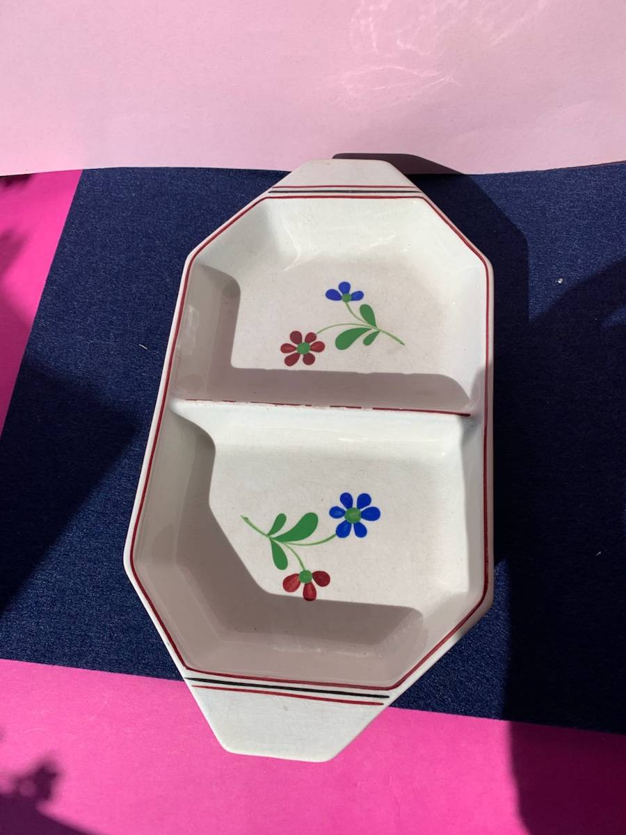 Vends plat ancien "Georgette" – E. Charbonnier Salins-les-Bains – terre de fer – décor floral petite fleur