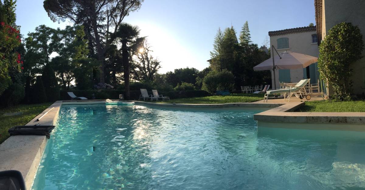 Loue rare villa avec vue imprenable sur les toits de Manosque - 5 chambres, 8 couchages, piscine chauffée
