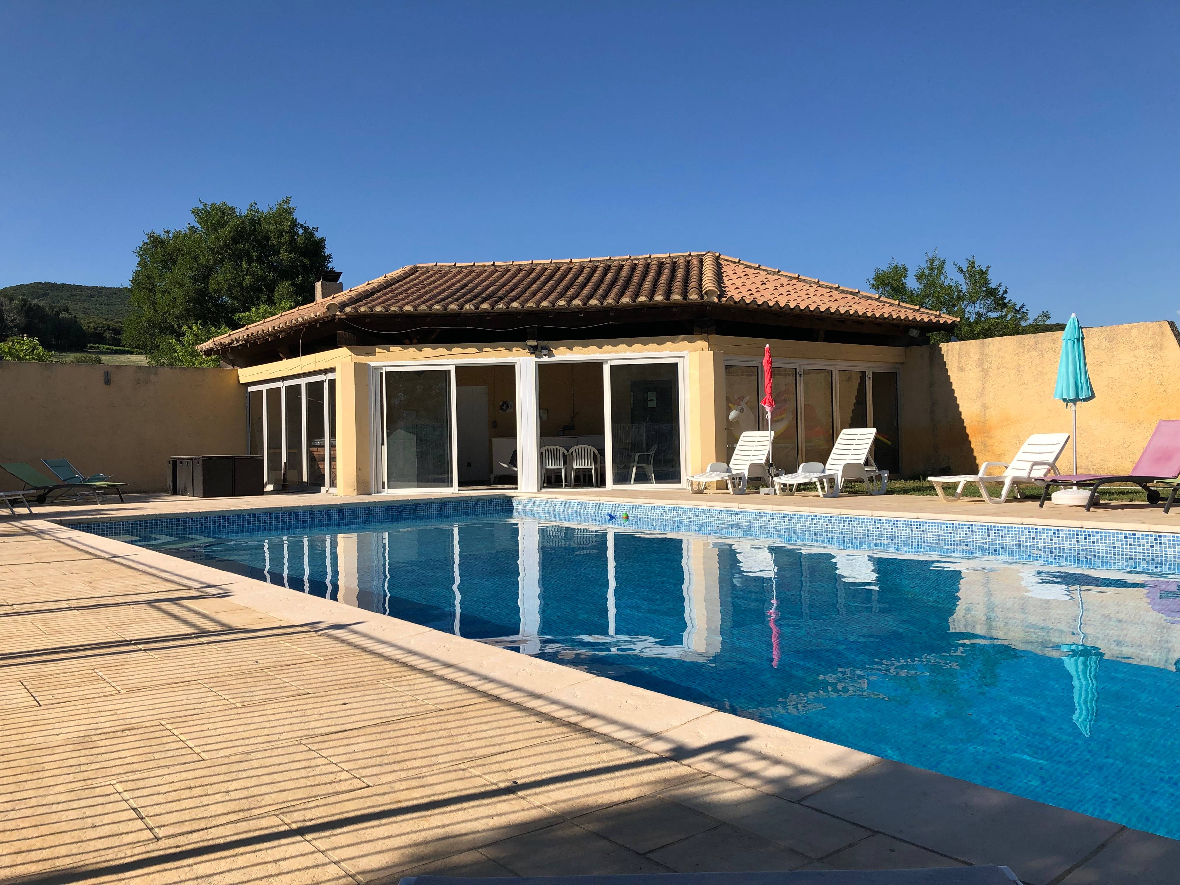 Loue gîtes et chambre d’hôtes. Capacité totale 16 couchages. Possibilité de louer 1 seul gîte ou tout le Mas