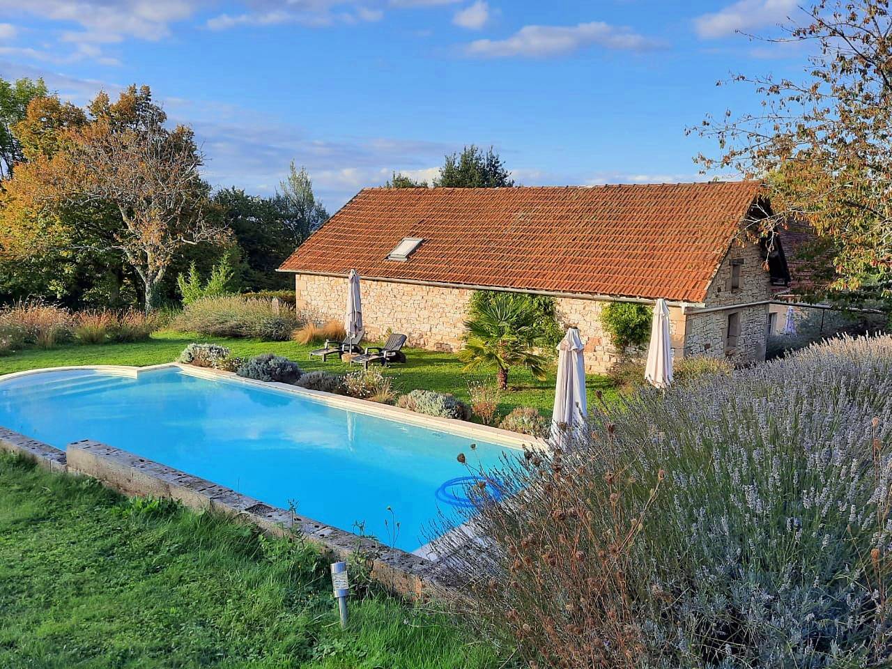 Loue maison en vieilles pierres avec piscine, campagne et calme, Lot proche Dordogne - 10 couchages