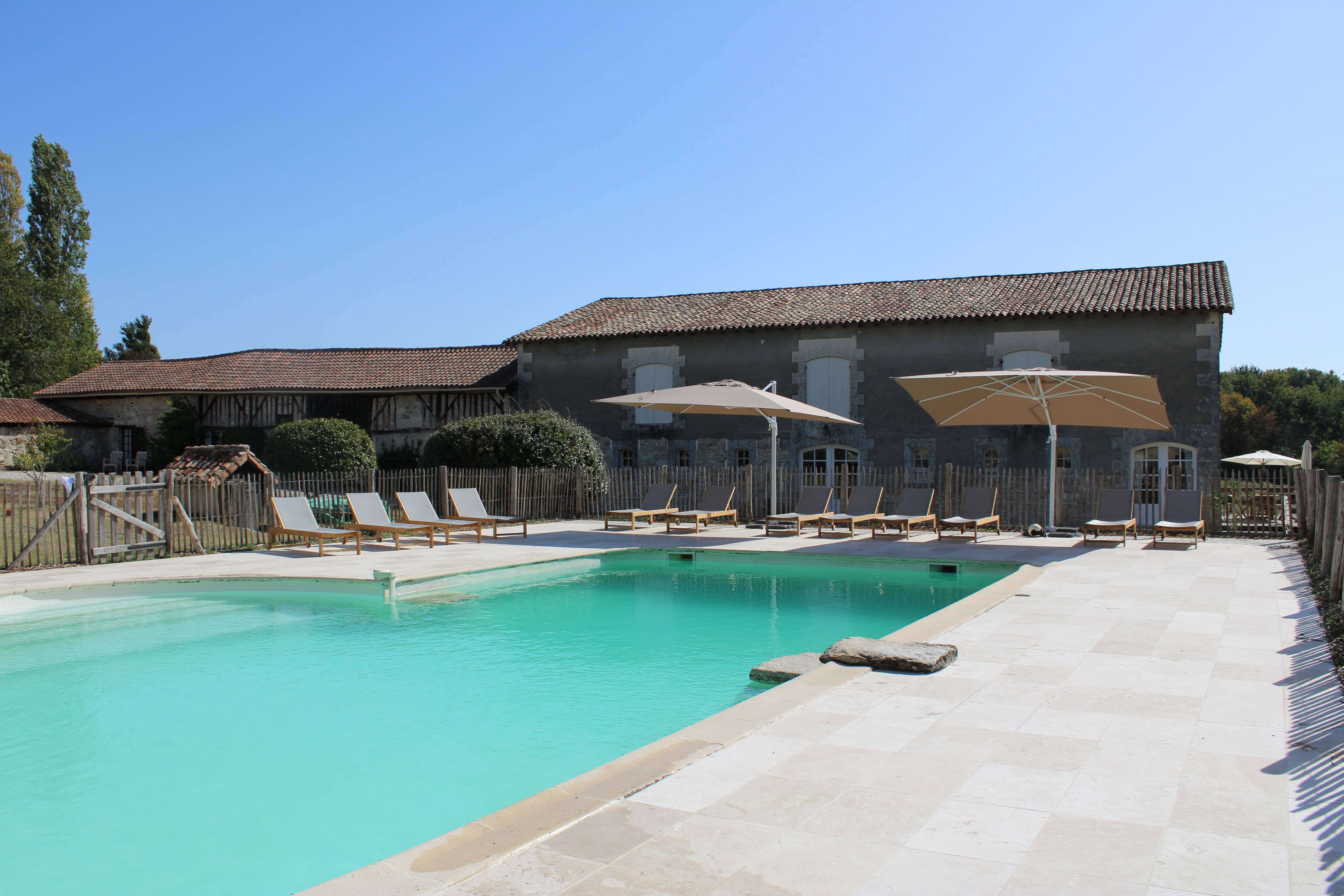 Loue maison de château en pleine nature - 20 couchages - piscine - Dordogne