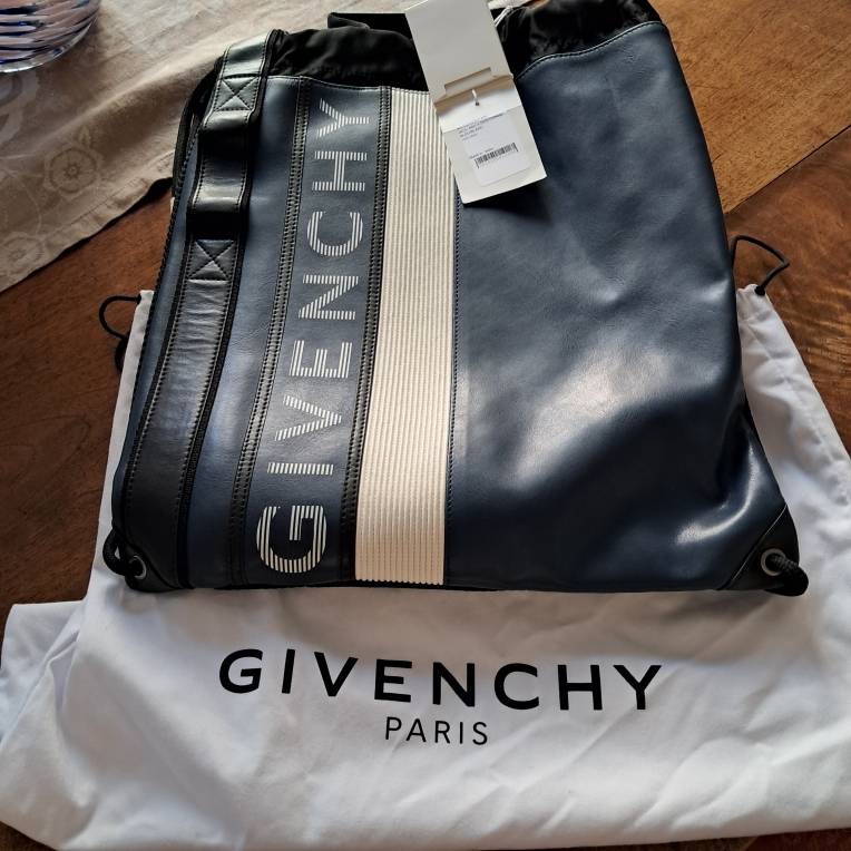 Vends sac à dos Givenchy neuf en cuir bleu foncé