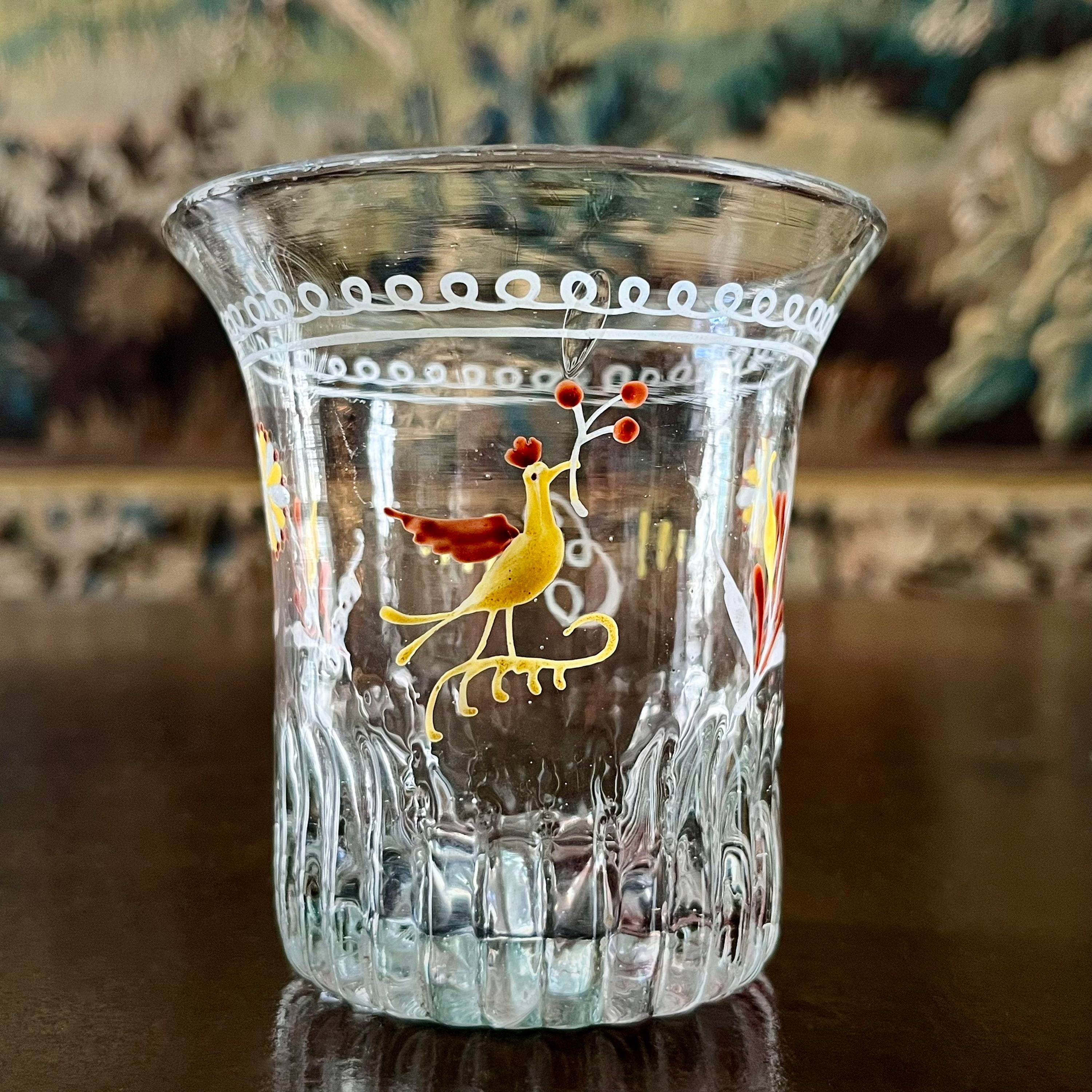 Gobelet normand en verre soufflé à décor émaillé d’un coq et de fleurs Normandie début XIXe 19e
