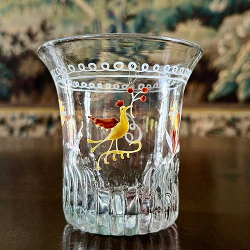 Gobelet normand en verre soufflé à décor émaillé d’un coq et de fleurs Normandie début XIXe 19e