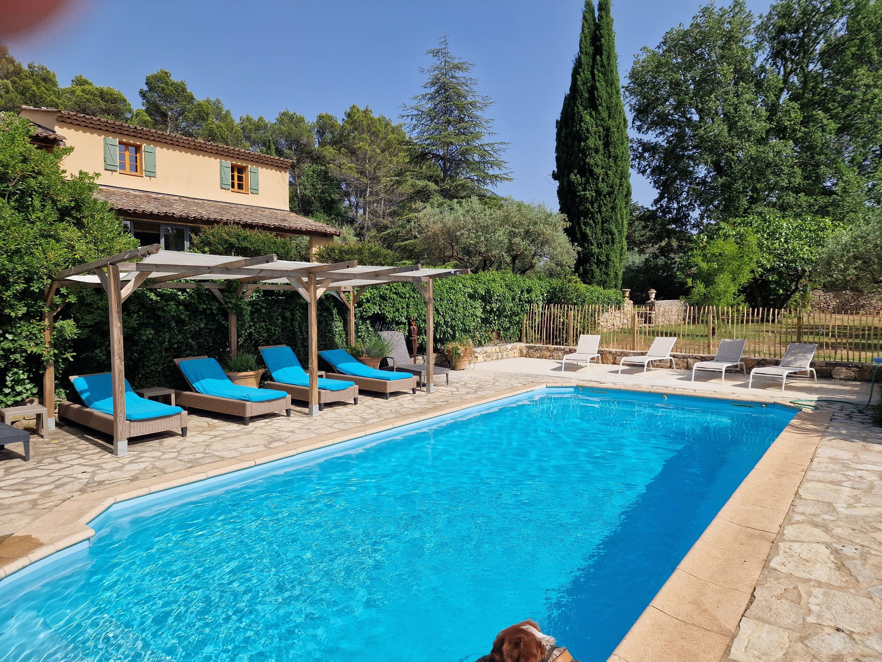 Loue maison Les Heures Bleues, grand mas en Provence avec piscine chauffée et vue imprenable - 14 couchages