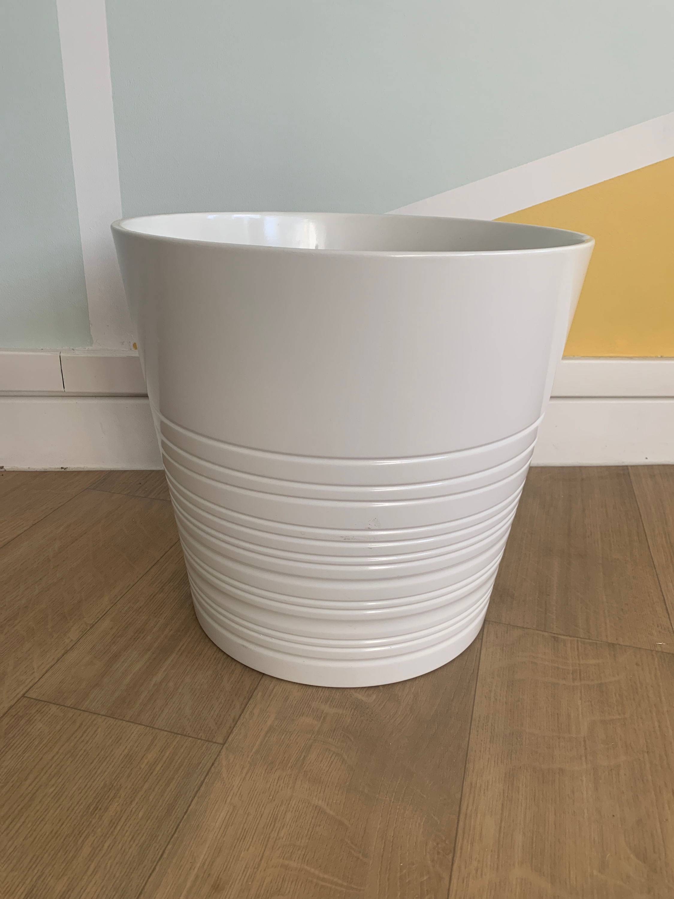 Grand cache pot blanc