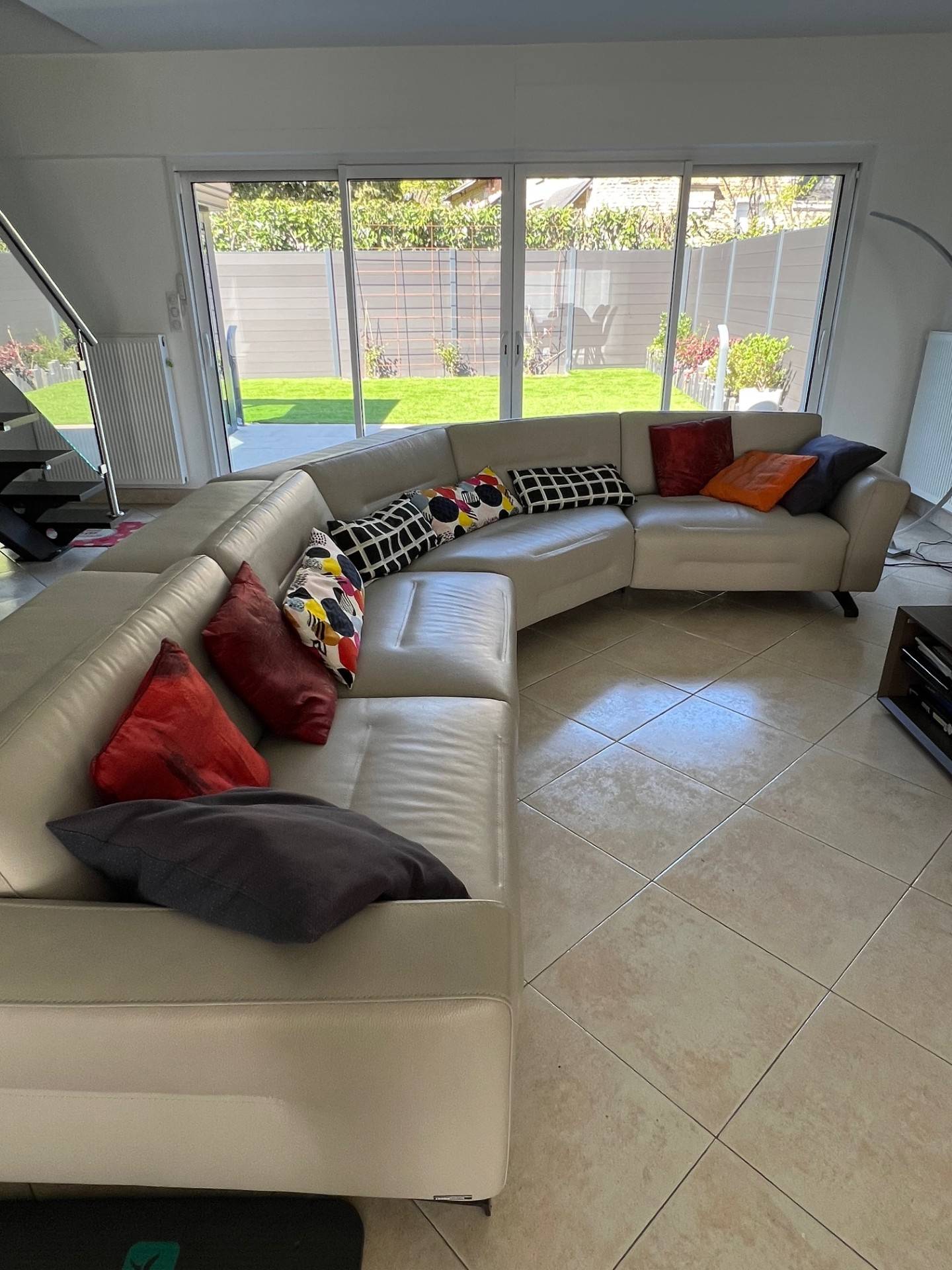 Vends grand canapé d’angle en cuir dont 2 fauteuils relax Roche et Bobois, à récupérer sur place
