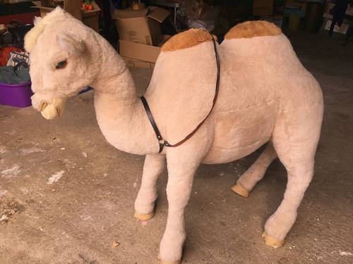 Grand chameau en peluche