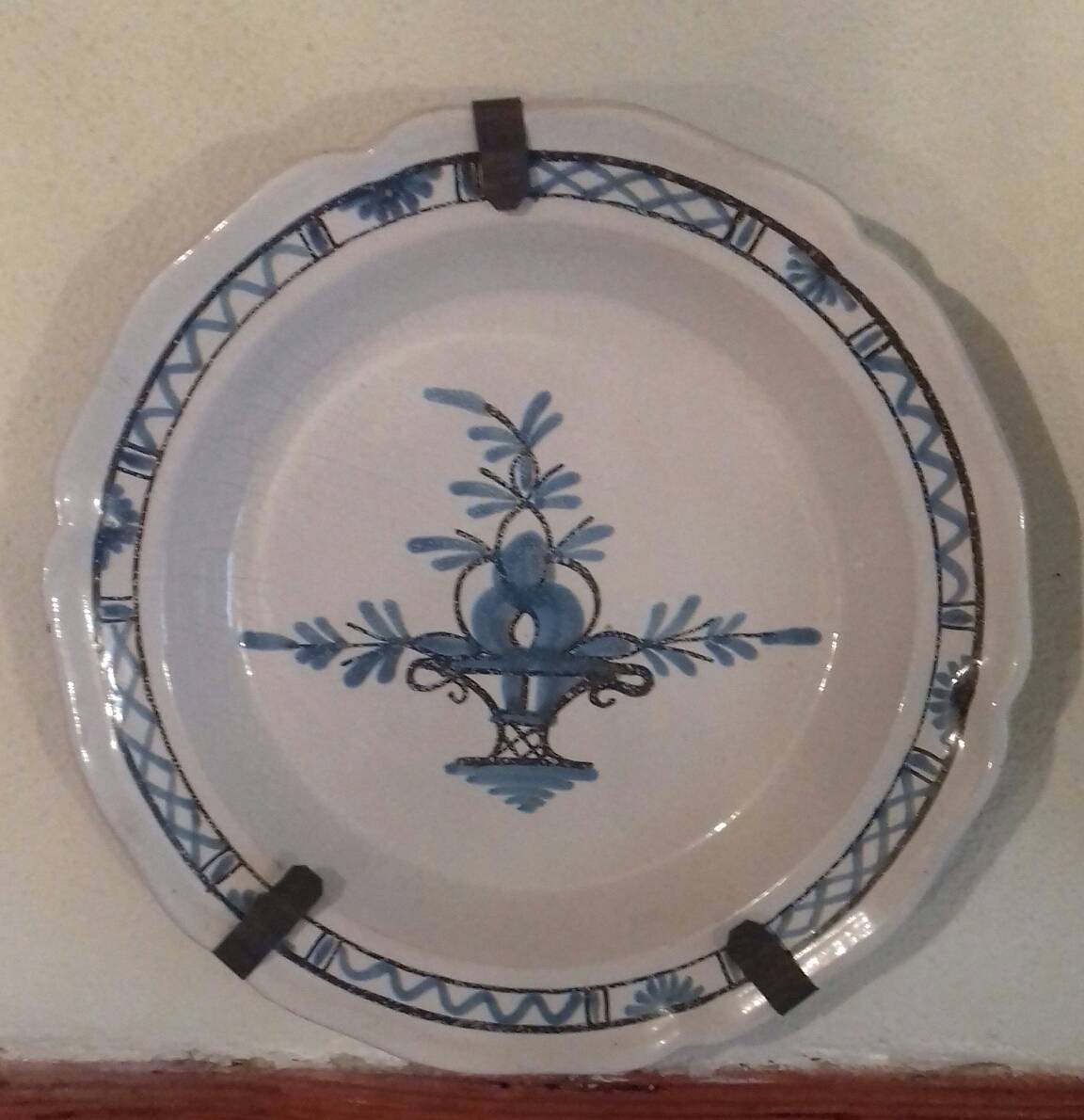 Vends grand plat creux (35 cm) en faïence fin XVIIIème début XIXème, parfait état