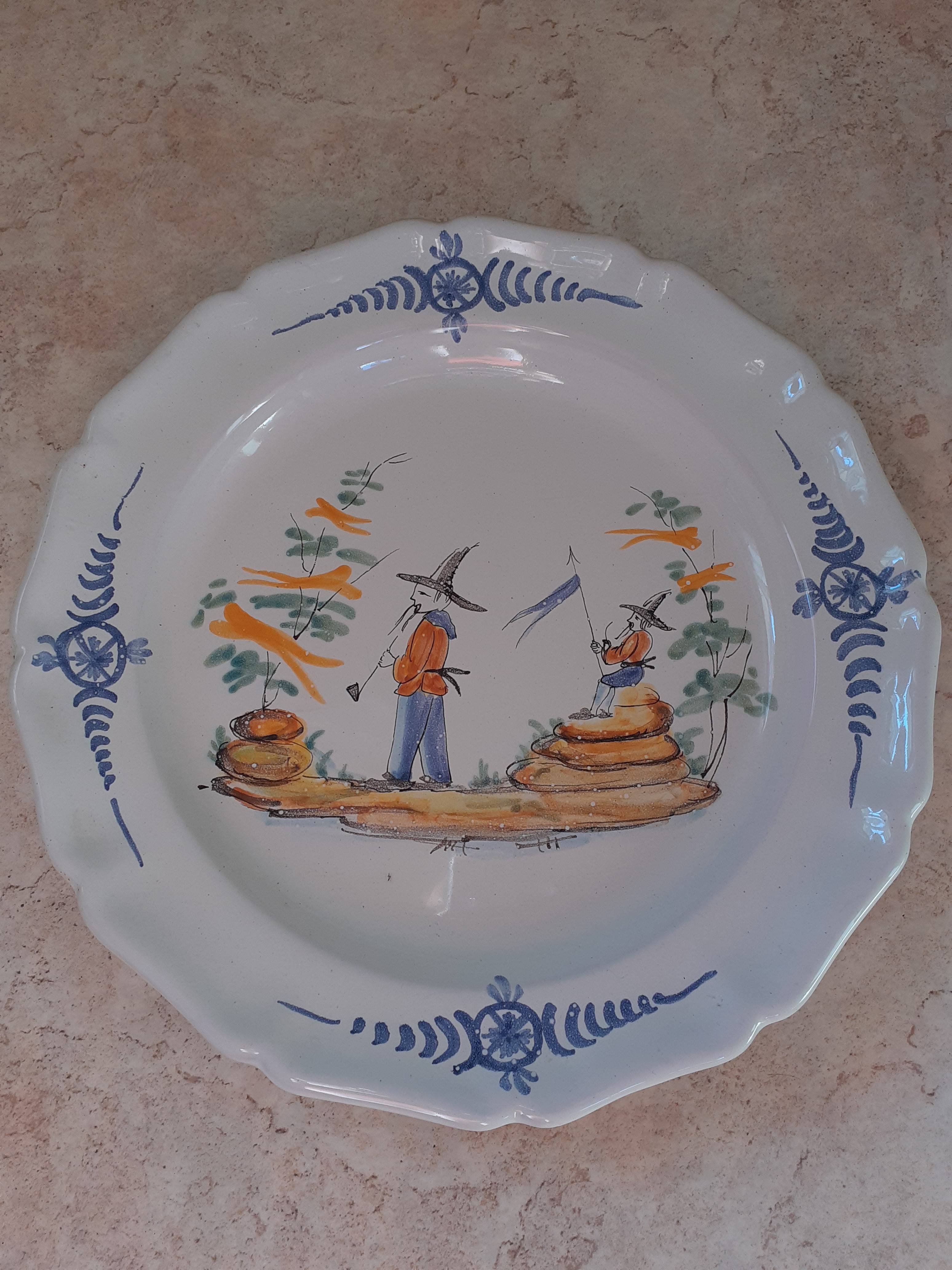 Grand plat décoratif en faïence de Roanne