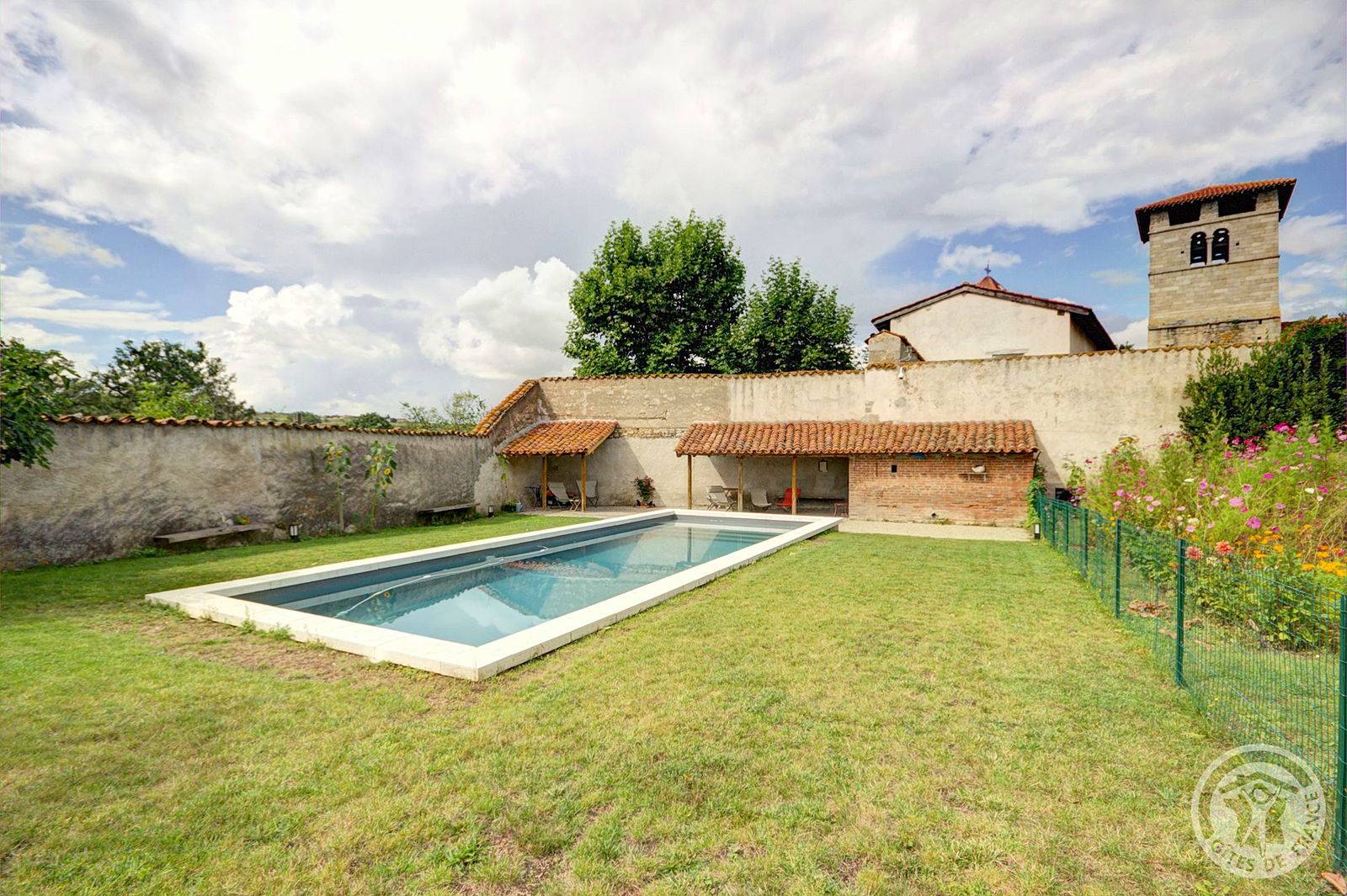Loue Grand gîte familial (150m²) dans Commanderie - Piscine - Auvergne - 8 couchages, Saint-Germain-Laval (42)