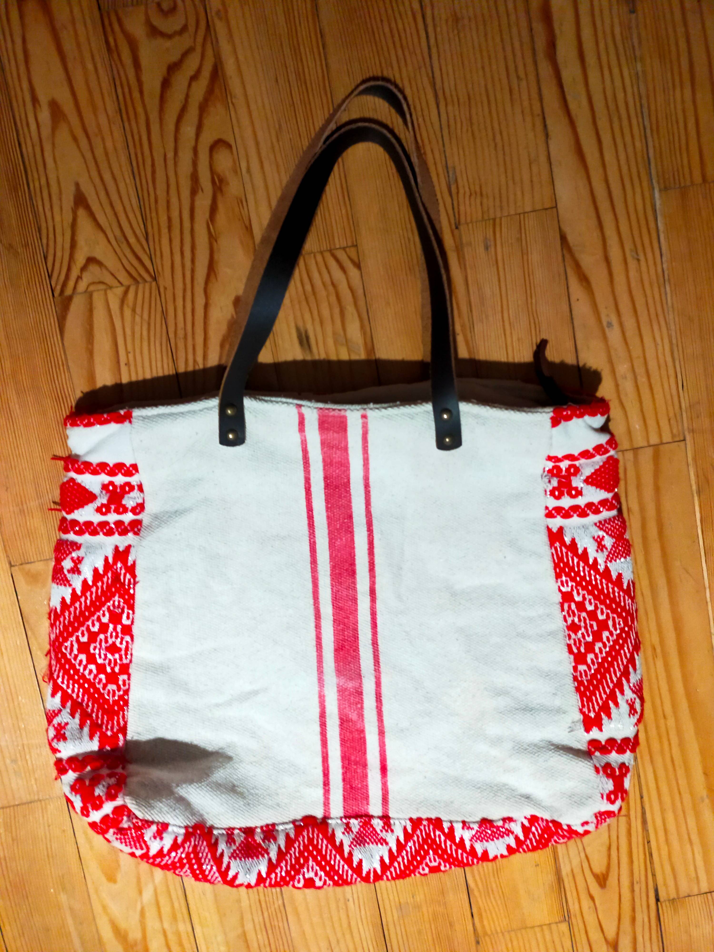 Grand sac à main Lara Ethnics type cabas ou fourre-tout écru à motifs rouges