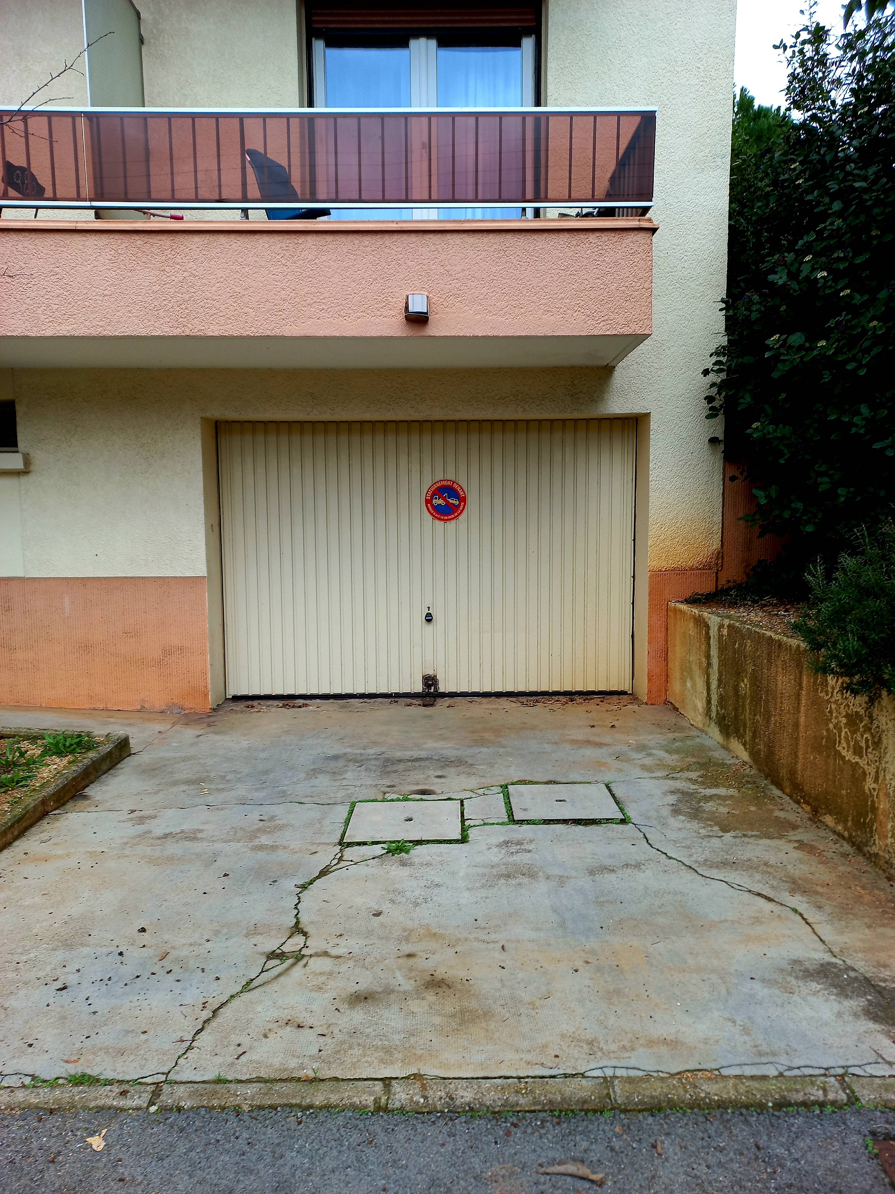 Loue grand garage de 55m² pour artisans ou stockage voitures - Montpellier (34)