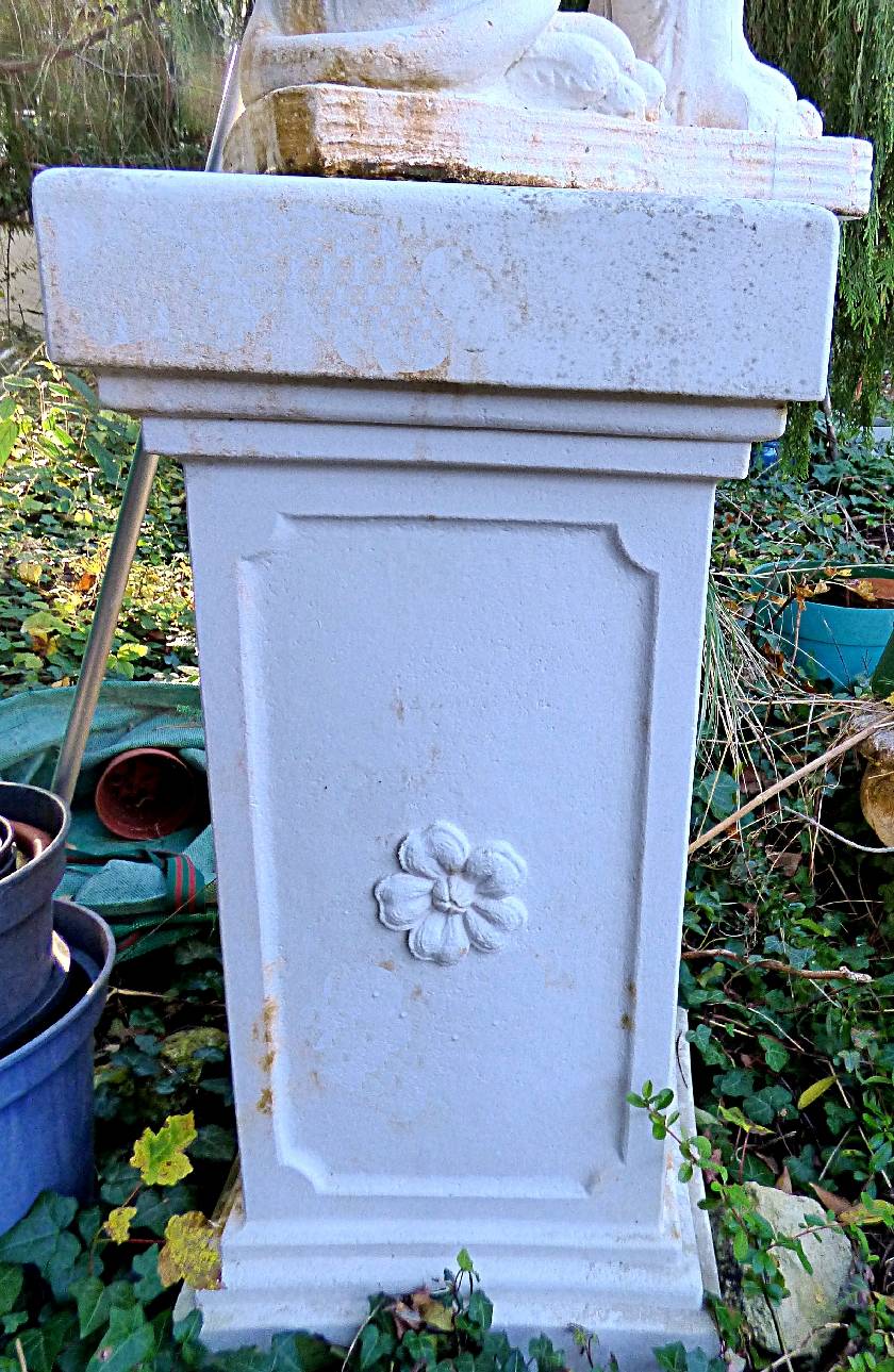 Grand Piedestal pour mettre en valeur statues ou Vases plastique leger et résistant se nettoie facilement