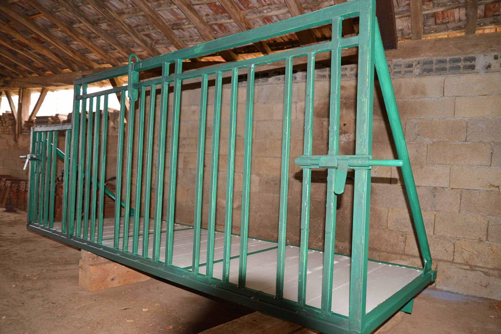Râtelier restauré pivotant bois métal pour 1,4  tonne de foin