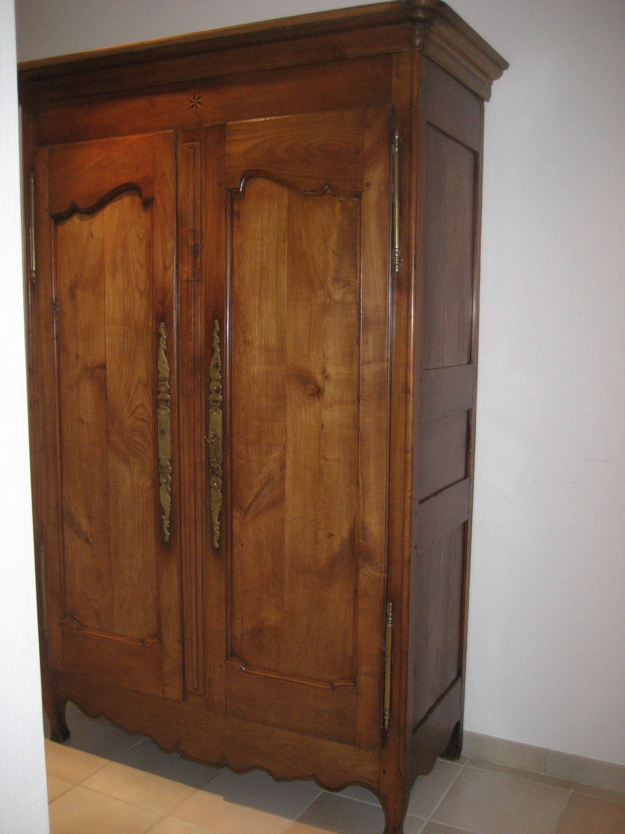 Grande armoire ancienne en noyer sur Gens de Confiance