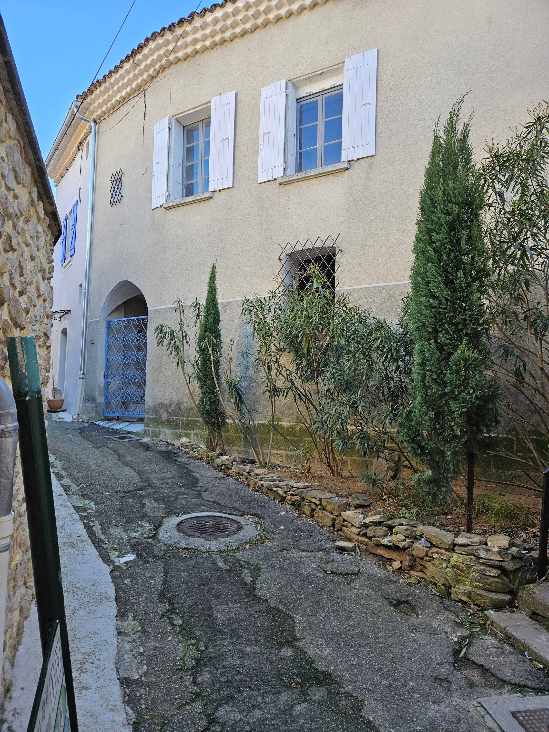 Loue grande chambre (lit 140x200) - 2 couchages - 26110 Mirabel-aux-Baronnies