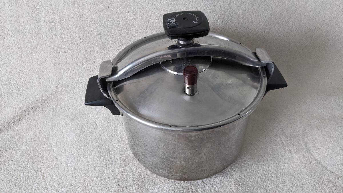 Vends grande cocotte minute ou autocuiseur Seb authentique 8 litres