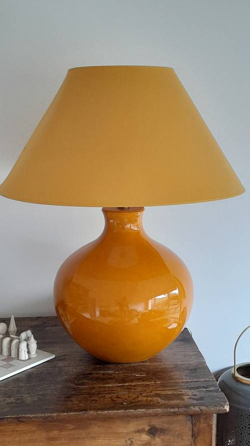 Grande lampe couleur jaune orangée