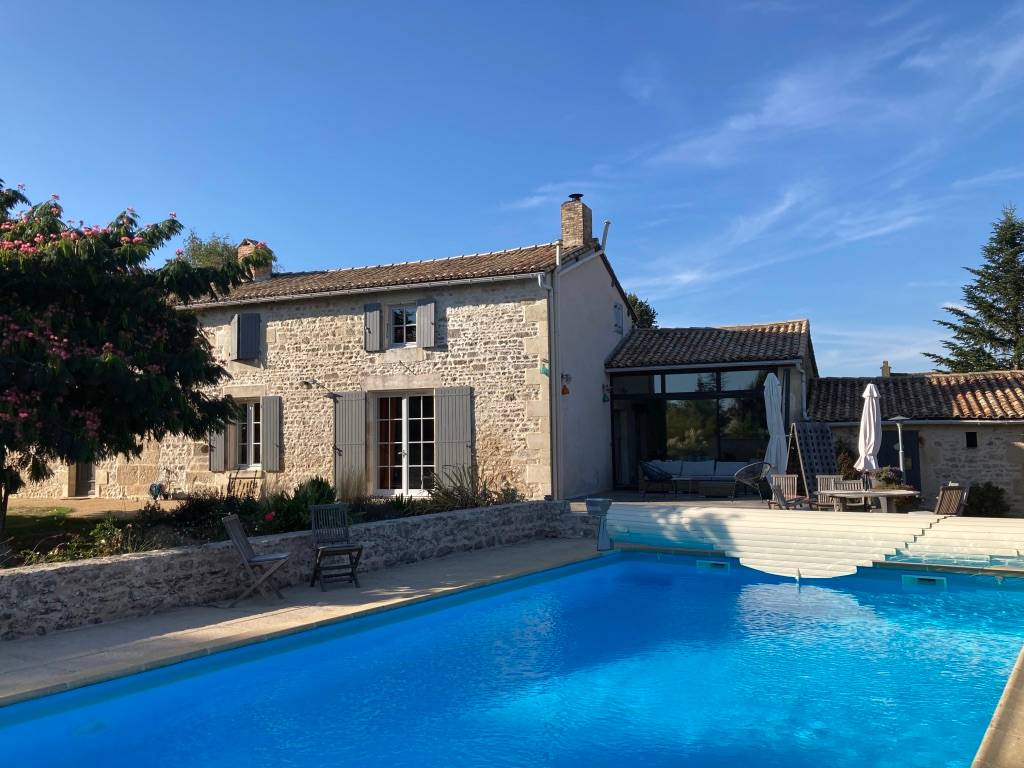Loue maison de charme, terrain clos, piscine sécurisée - 5 chambres, 9 couchages - Germond-Rouvre (79)