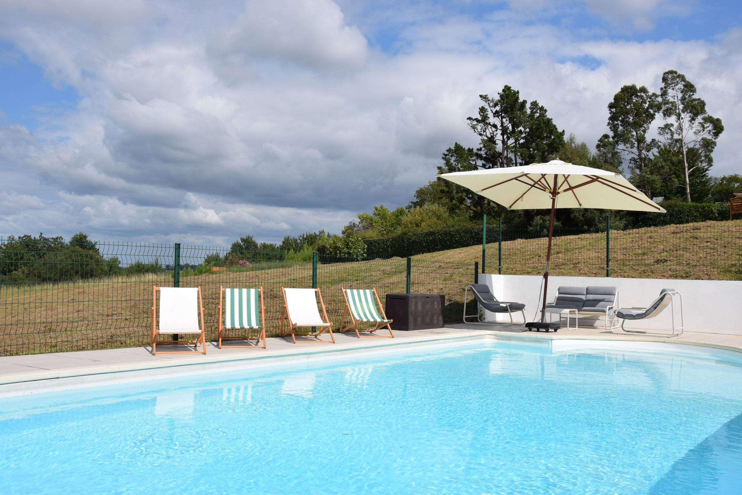 Loue grande maison familiale avec piscine - 15 couchages