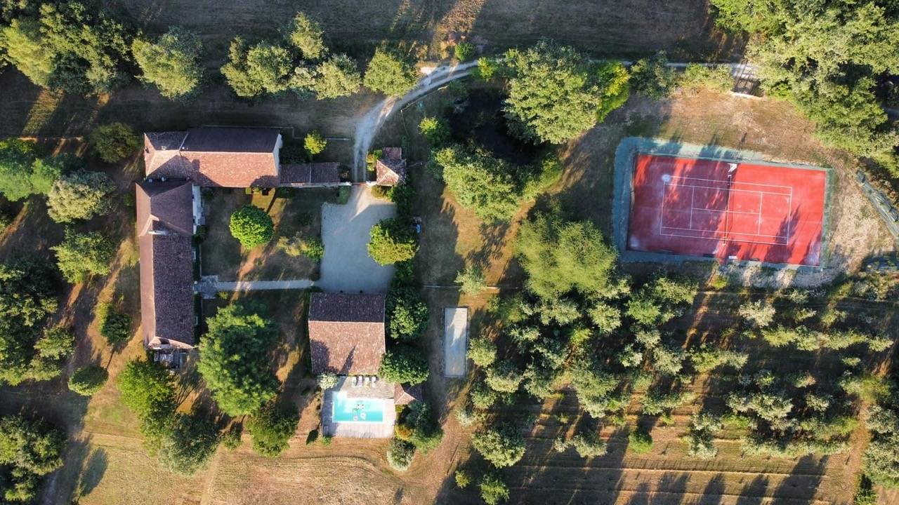 Loue grande maison périgourdine de charme ***** à Issac (24) - 5 chambres, 12 couchages, 30ha, piscine, tennis