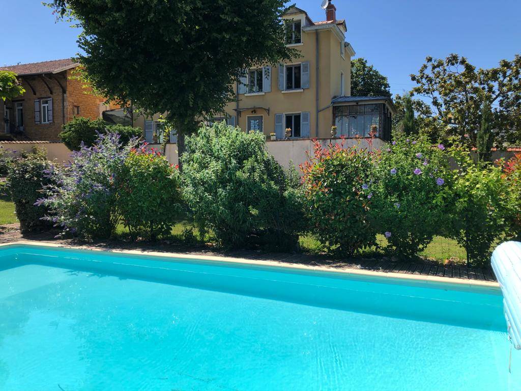Loue maison familiale avec piscine face aux vignes du Beaujolais - 18 couchages - Saint-Julien (69)