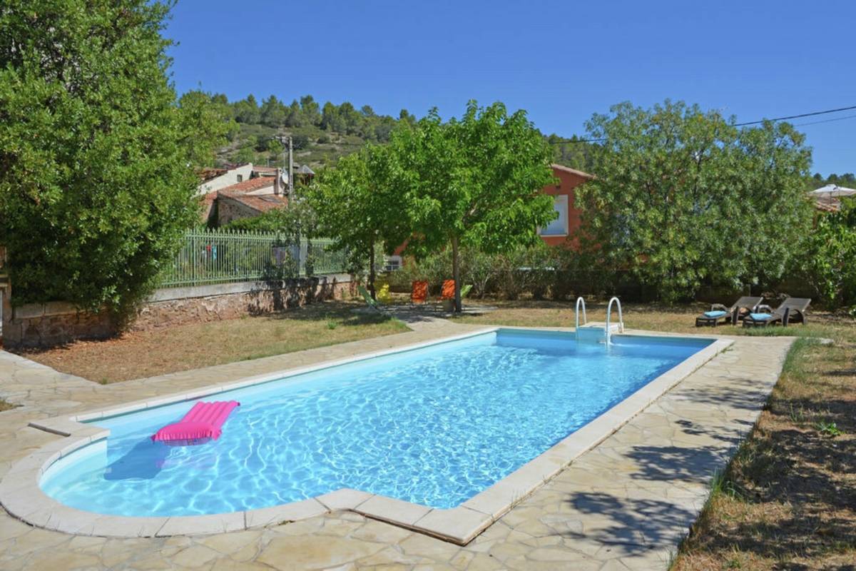 Loue villa avec piscine privée et jardins - 11 couchages - Cébazan (34)