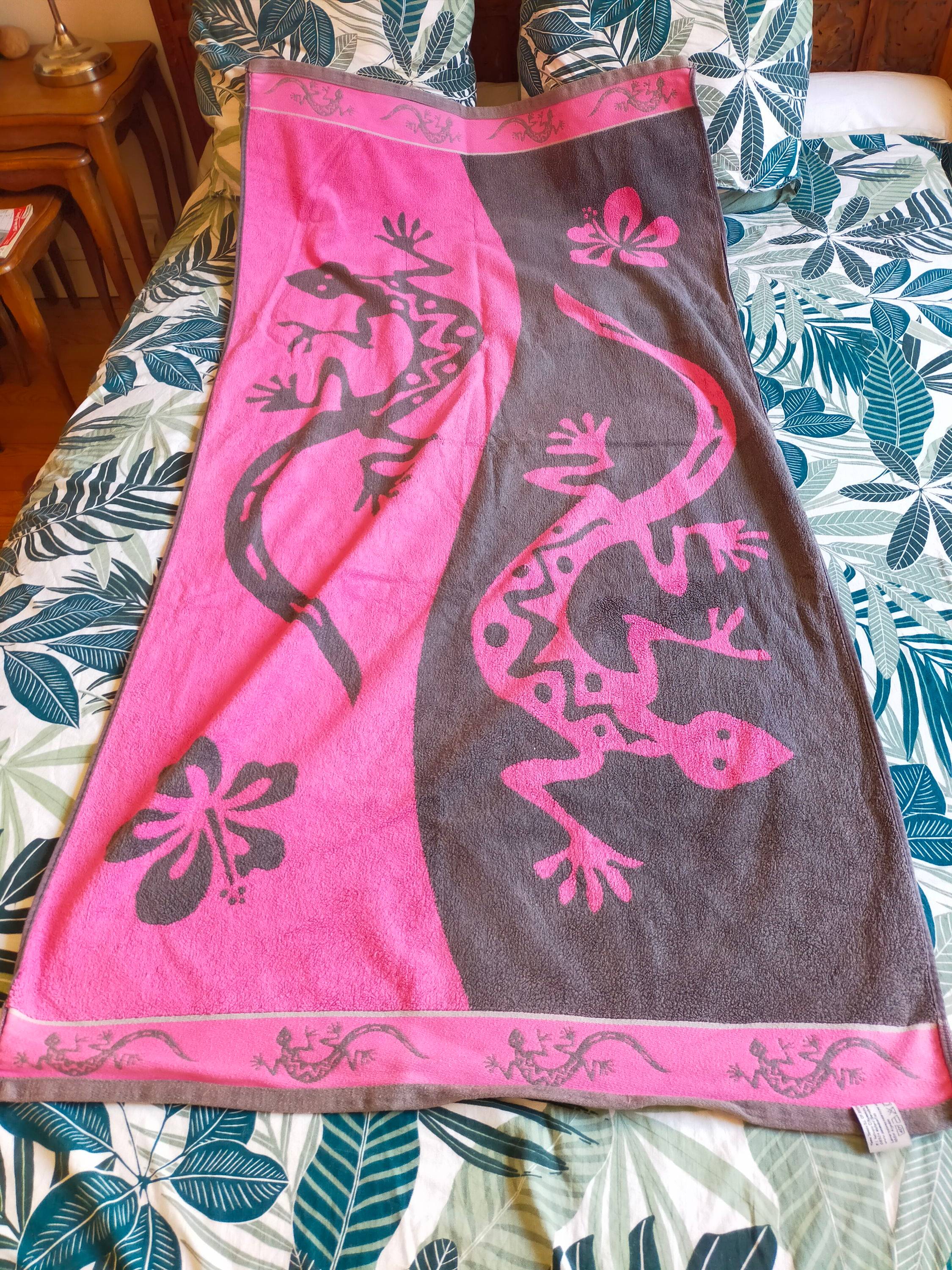 Grande serviette de plage grise & rose avec geckos / salamandres