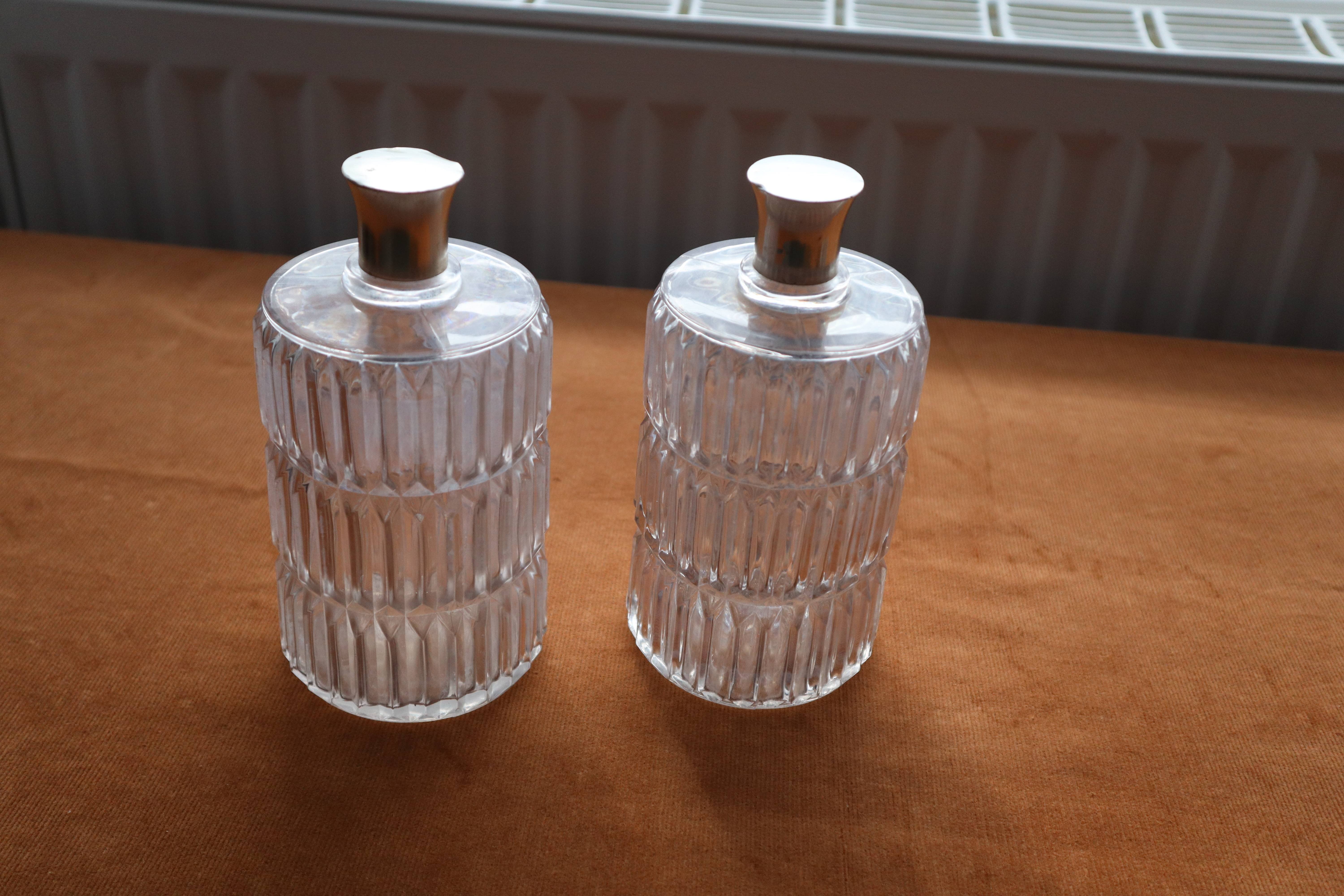 Deux grands flacons de salle de bain anciens