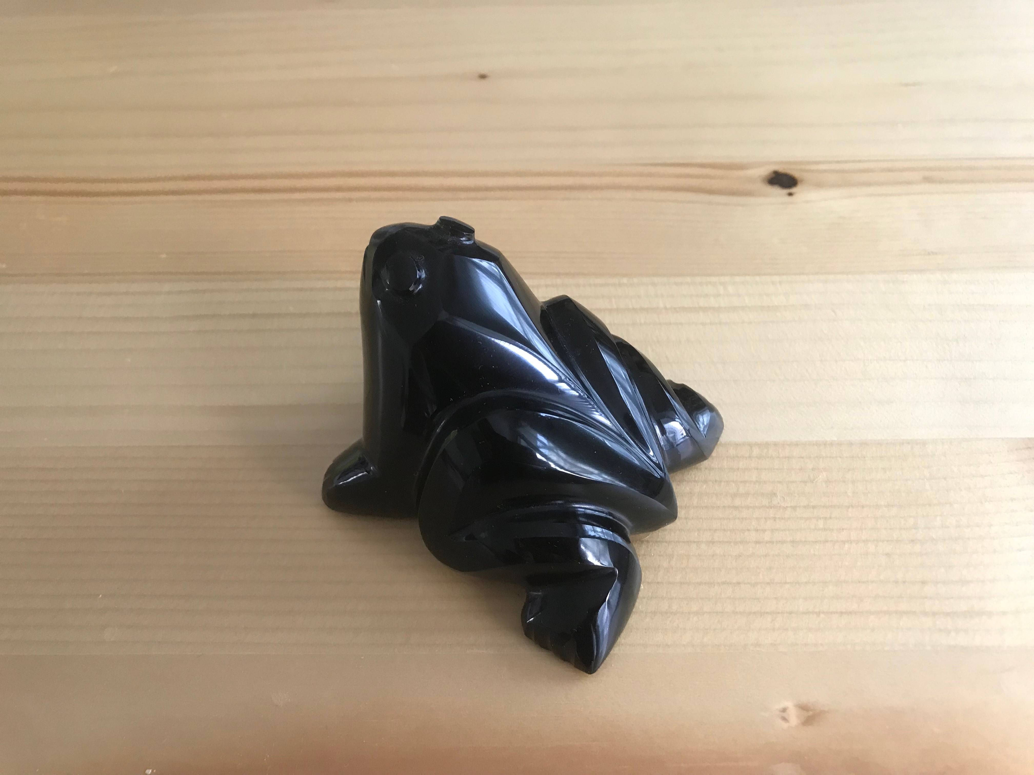 Grenouille en obsidienne noire