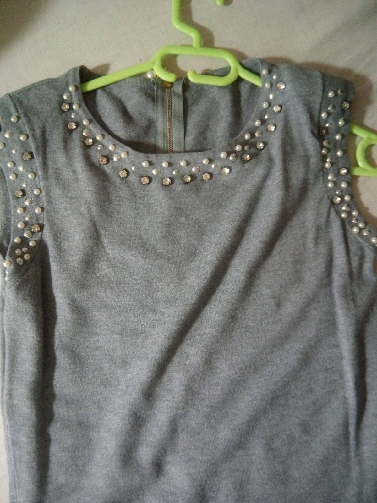 Vends robe grise en maille bordée de perles - Taille S