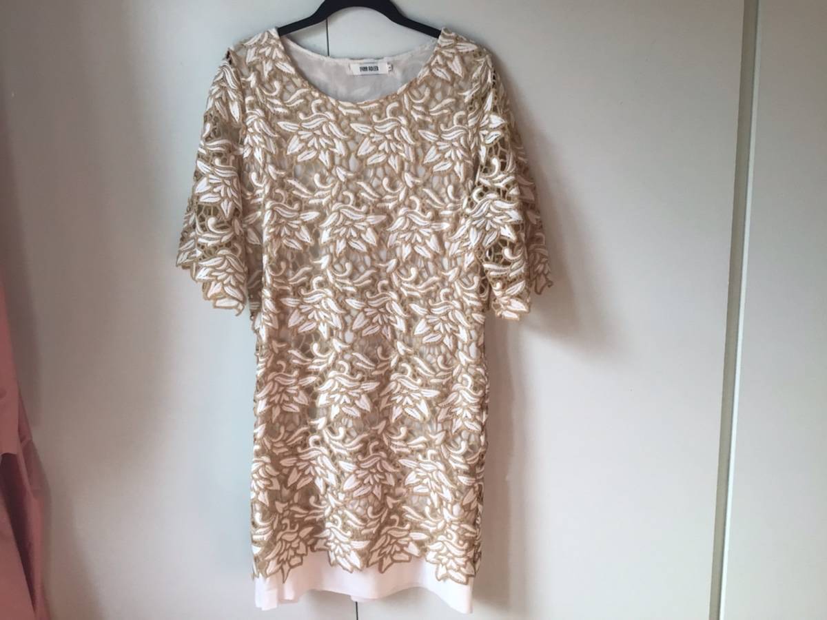 Robe en guipure beige et blanc