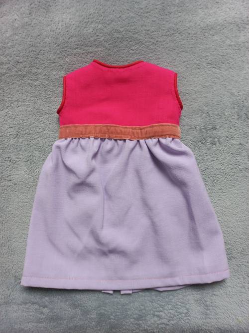 Habit de poupée petite robe sans manches