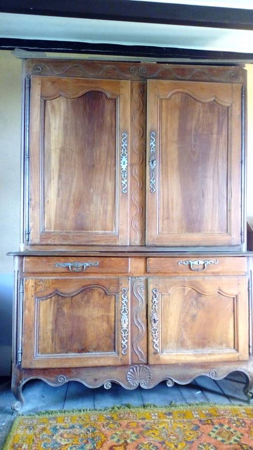Vends harmonieux buffet à deux corps en merisier massif, de Vendée fin XVIIIème début XIXème, avec corniche