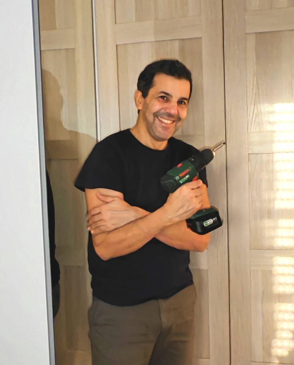 Homme disponible pour montage de meubles, manutention et bricolage