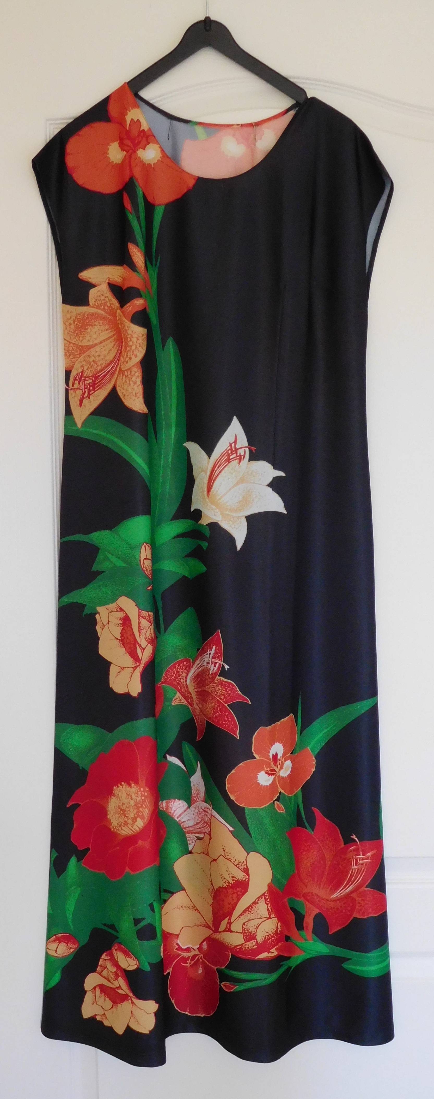 Robe d’hôtesse longue (fleurs exotiques)