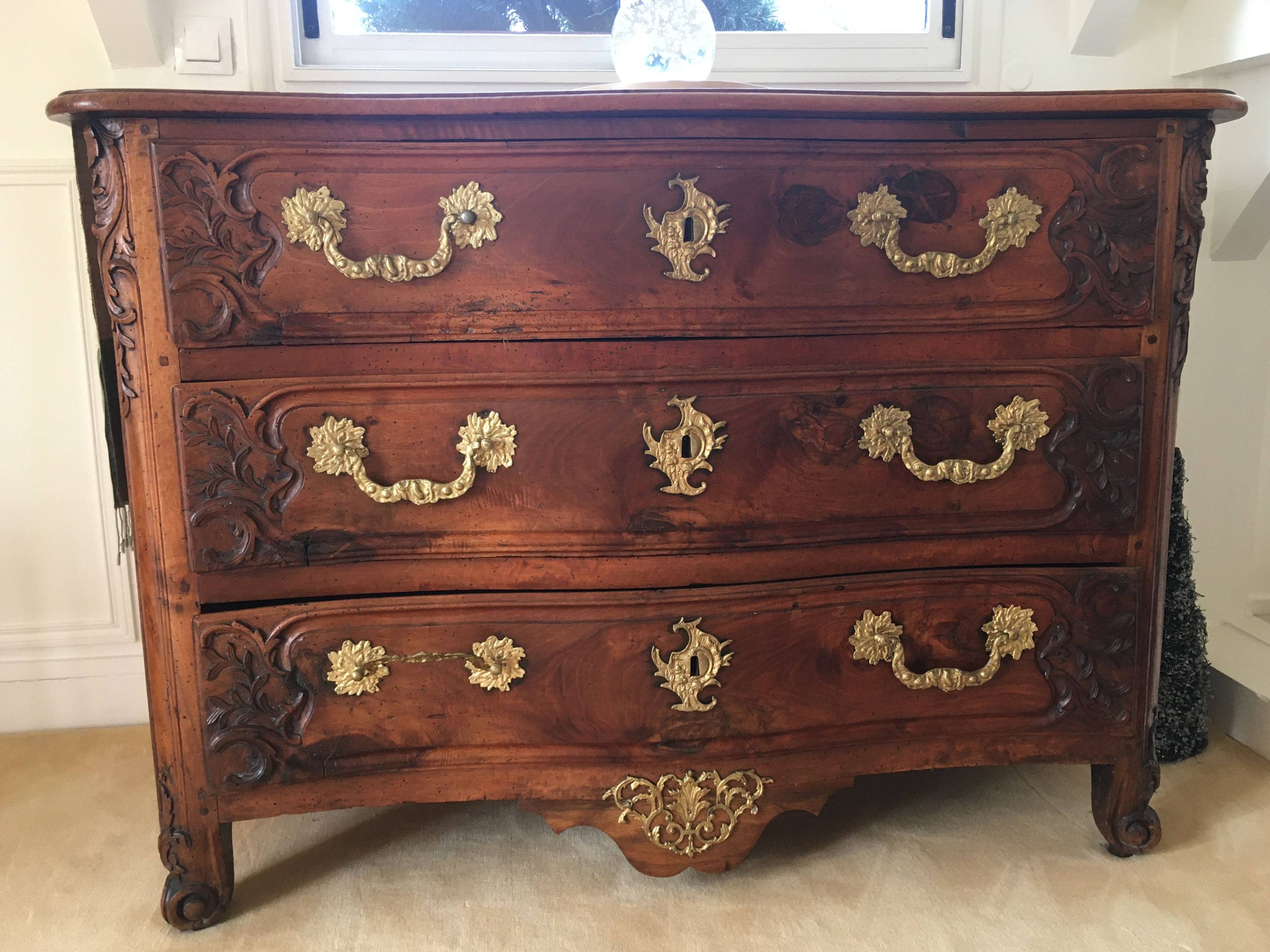 Vends commode provençale aixoise en noyer parfait état