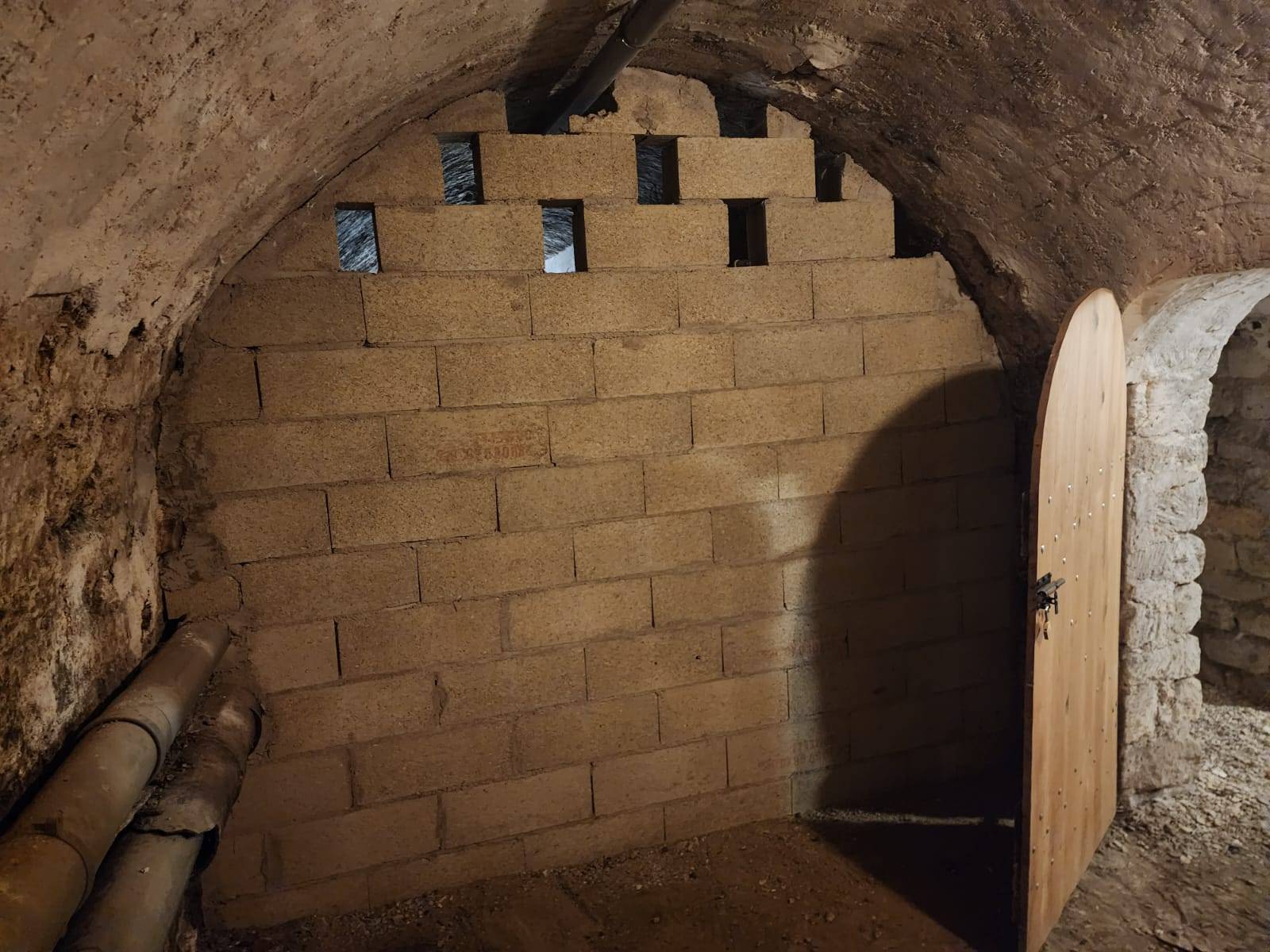 Loue Cave en sous sol immeuble entre Invalides et École Militaire rue st Dominique Paris 7ème - 10m²