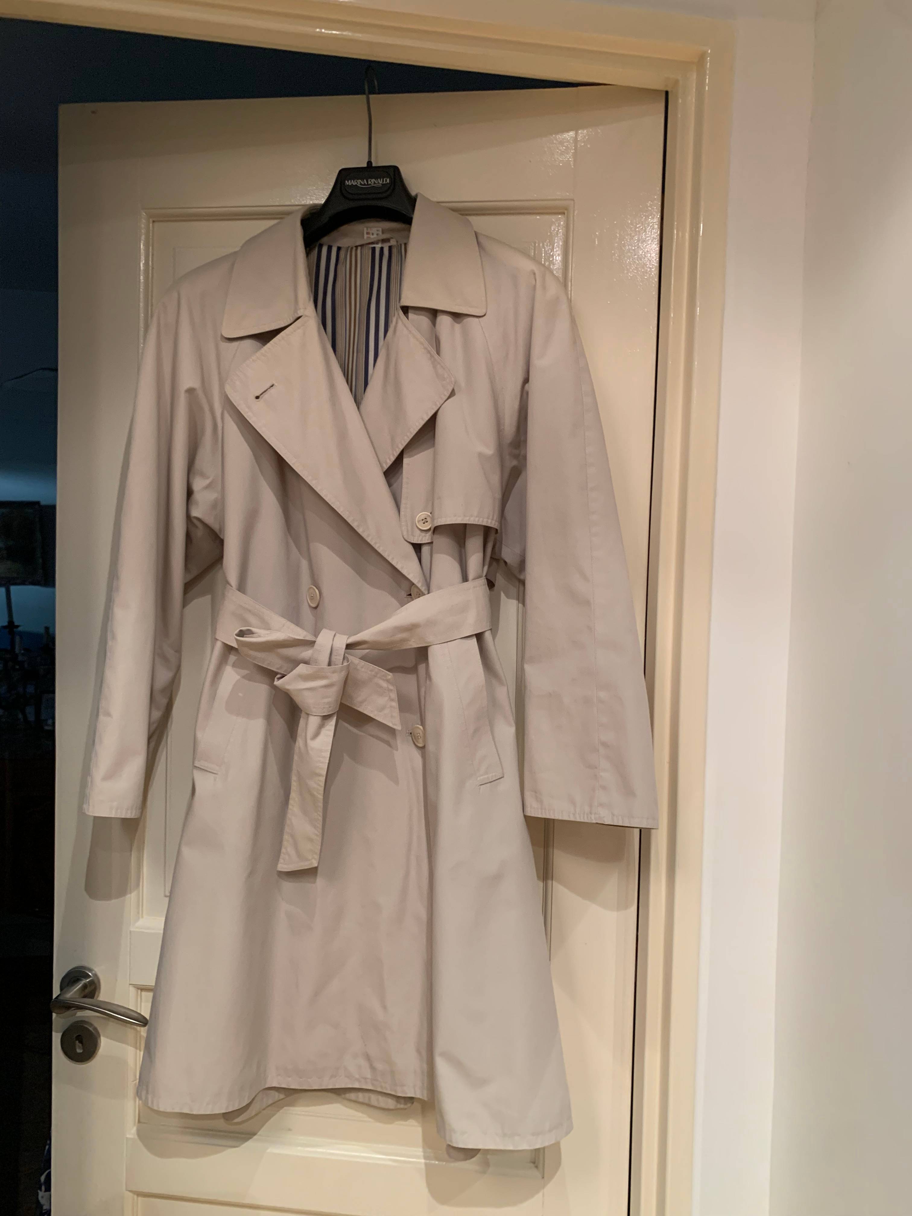 Bel imperméable trench beige, avec rabat épaule gauche et dorsal, taille 42-44, ceinturé