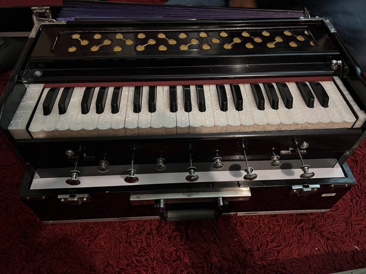 Vends son harmonium pour payer son billet d’avion