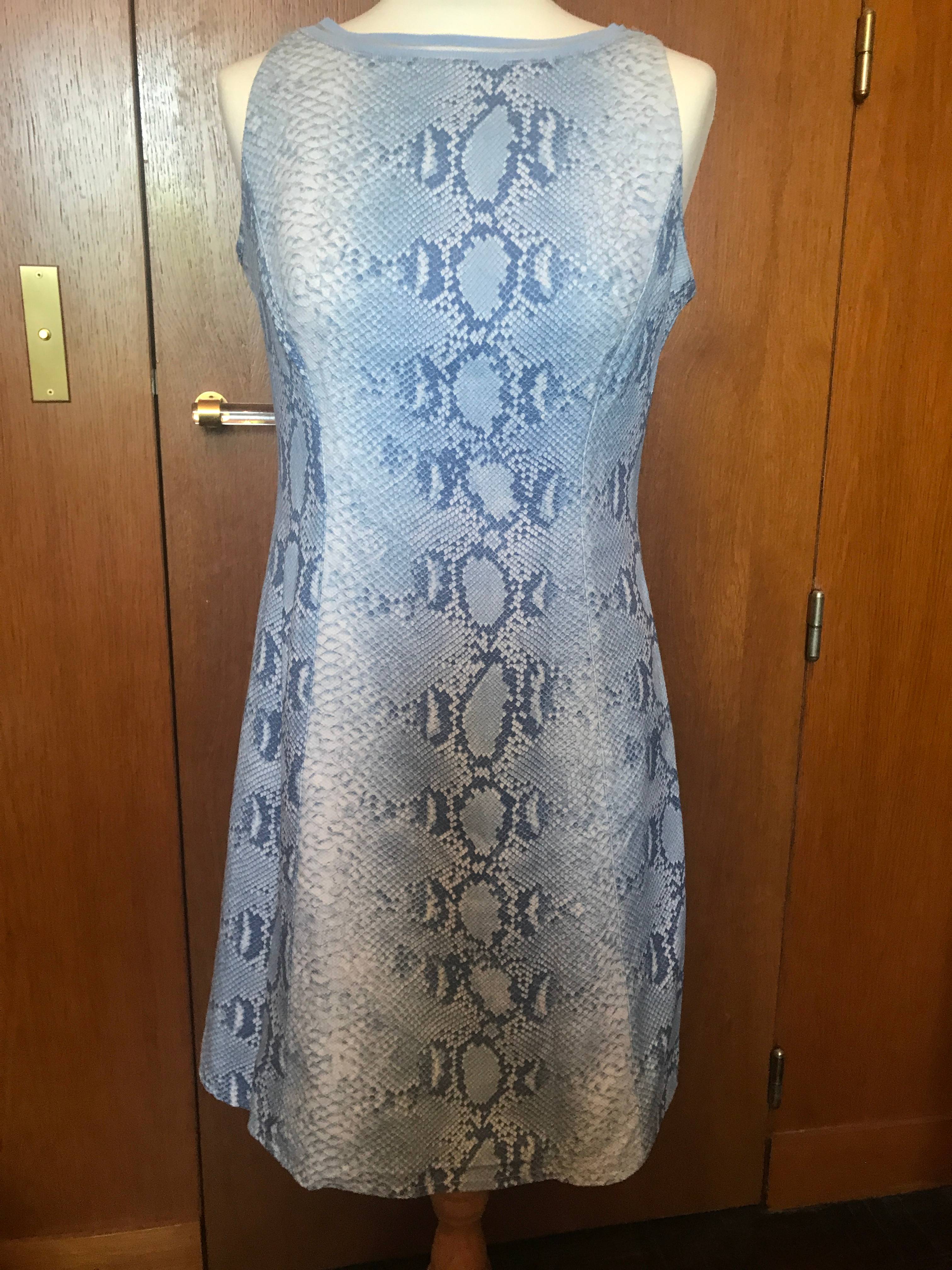 Marque Italienne de luxe. Robe Bleue et blanche. Très bon Etat. Taille 40