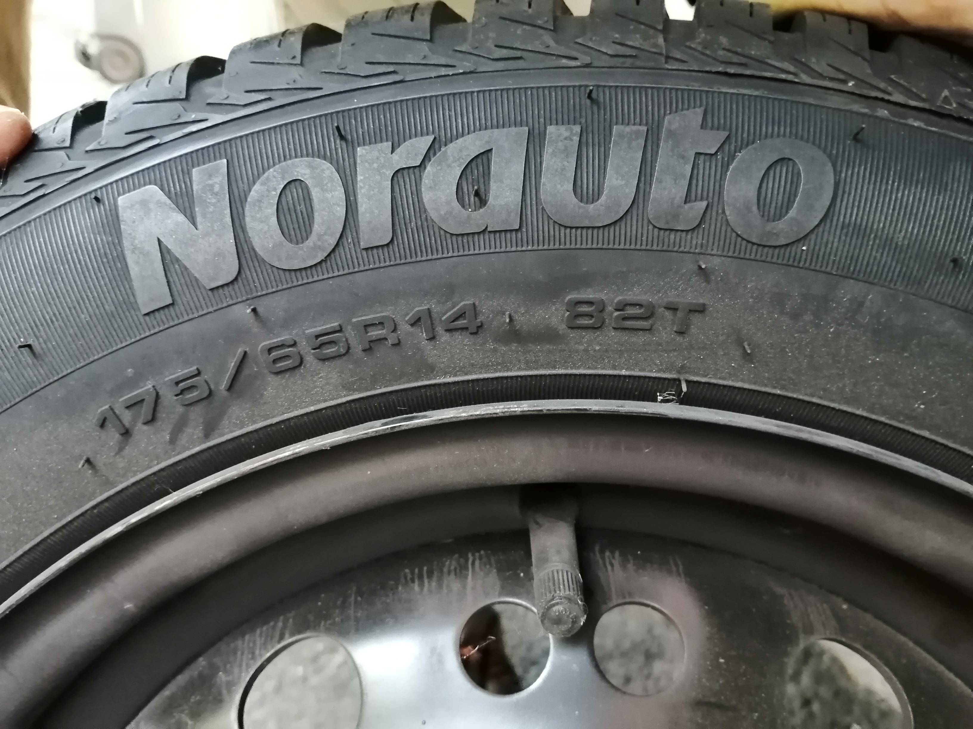Pack jante tôle + pneus hiver 175 / 65 R 14 sur Gens de Confiance