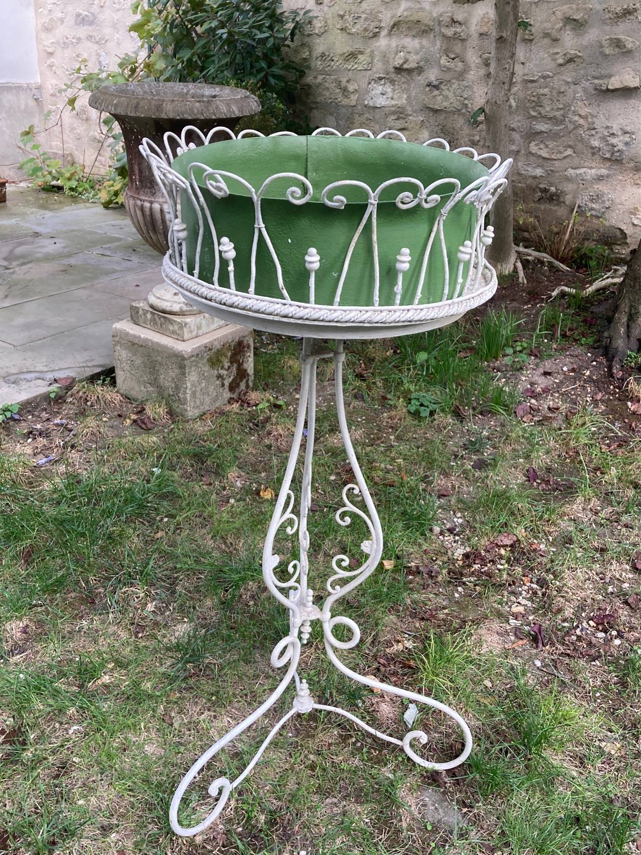 Jardinière Napoléon III sur pied en fer forgé